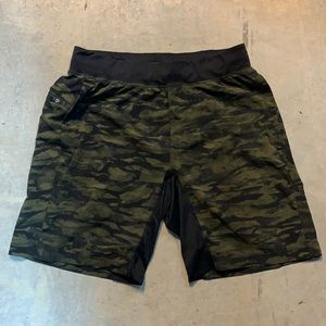 Men’s Lululemon Shorts Large Camo 9”